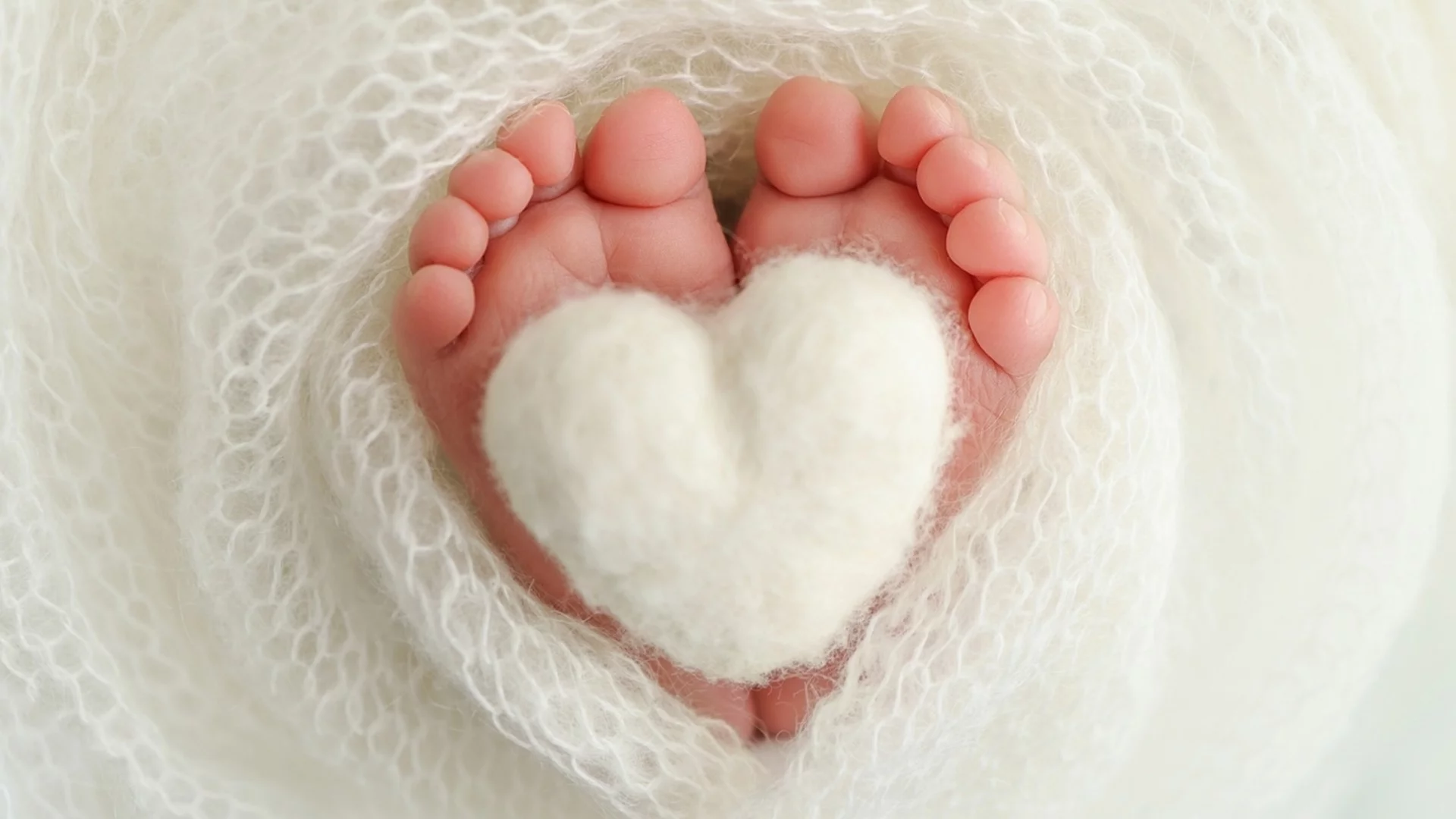 Любима риалити двойка посрещна първата си рожба (СНИМКИ)