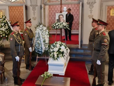 Стотици хора се преклониха пред паметта на Михаил Белчев 