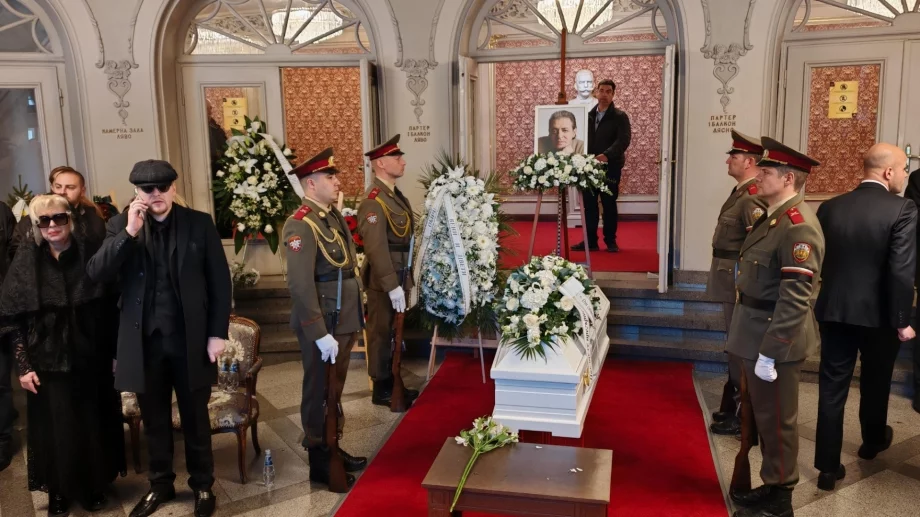 Последно сбогом: Стотици хора се преклониха пред Михаил Белчев (СНИМКИ)