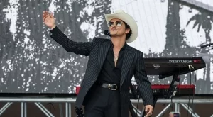 Почит: Кръстиха улица на Бруно Марс