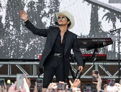 Почит: Кръстиха улица на Бруно Марс