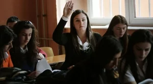 "Държавата на Only fans девойките и Кобилкина в 10 клас": Бунт срещу лекции по пластична хирургия в училищата