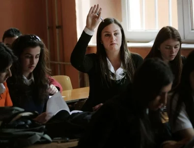 "Държавата на Only fans девойките и Кобилкина в 10 клас": Бунт срещу лекции по пластична хирургия в училищата