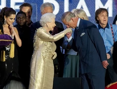 Днес щеше да стане на 100: Kрал Чарлз III отдаде почит на покойната си майка (ВИДЕО)