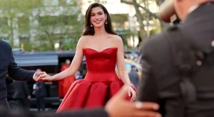 Бляскаво отличие: Ан Хатауей е най-красивата жена за 2026 (СНИМКИ)