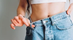 Дънките ви висят? Тези 2 трика работят безотказно (ВИДЕО)