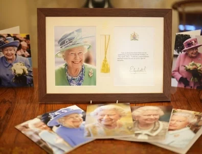 5 от най-емблематичните тоалети на кралица Елизабет II