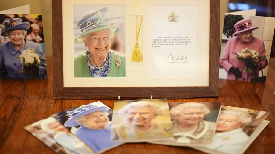 5 от най-емблематичните тоалети на кралица Елизабет II (СНИМКИ)