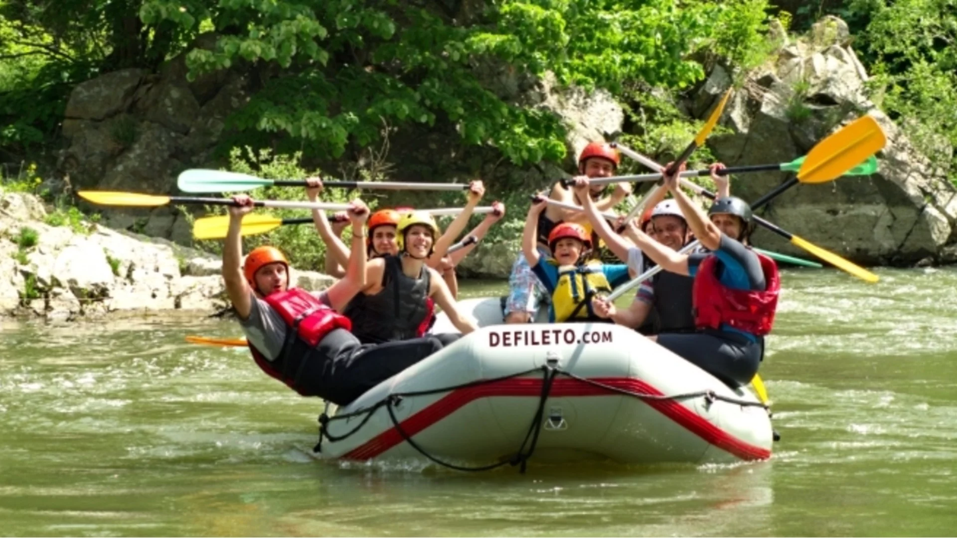 Defileto: Рафтинг приключения сред живописния Искър