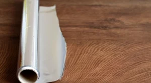 Как да използвате алуминиево фолио, за да проверите за скрита влага в дома си