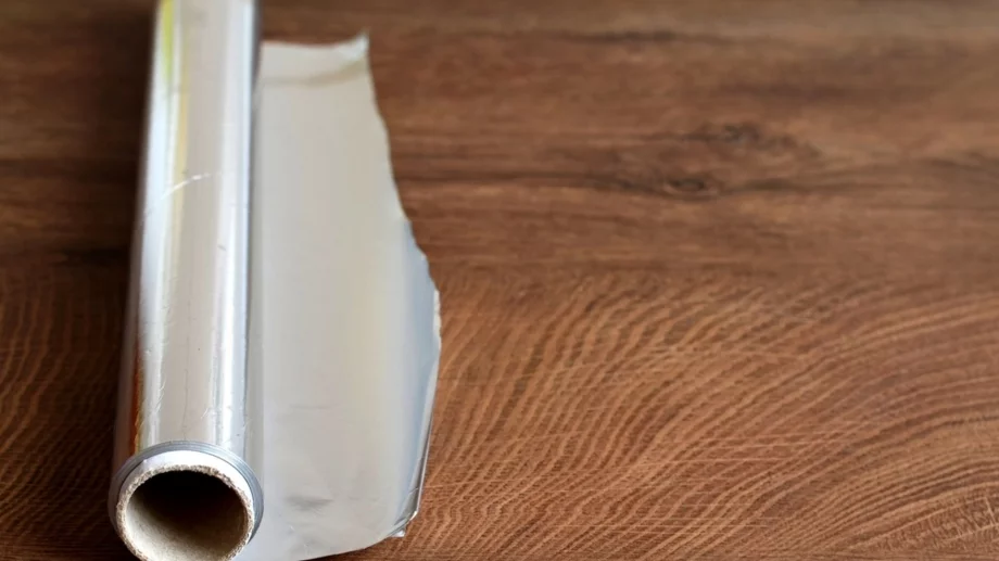 Как да използвате алуминиево фолио, за да проверите за скрита влага в дома си