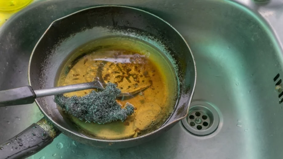 Какво наистина се случва, когато излеете мазнина в канала