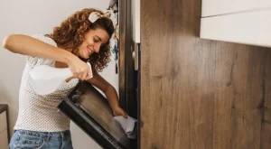 Забравете за содата и оцета: Този продукт чисти фурната без търкане и усилия