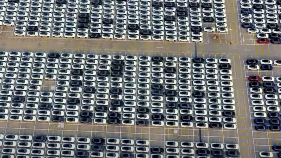 Китай пуска на вода гигантски кораб за превоз на над 10 000 автомобила