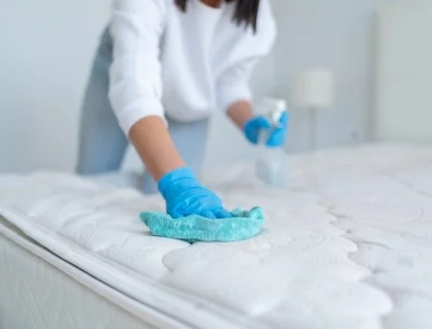 Как да почистите стари петна по матрака и дивана без препарати: 2 метода, които наистина работят