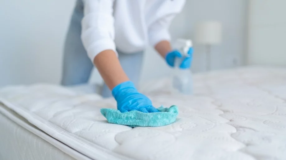 Как да почистите стари петна по матрака и дивана без препарати: 2 метода, които наистина работят