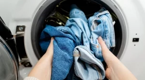 Как да запазим цвета на дънки: Златното правило при пране, което мнозина пренебрегват