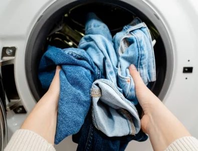 Как да запазим цвета на дънки: Златното правило при пране, което мнозина пренебрегват
