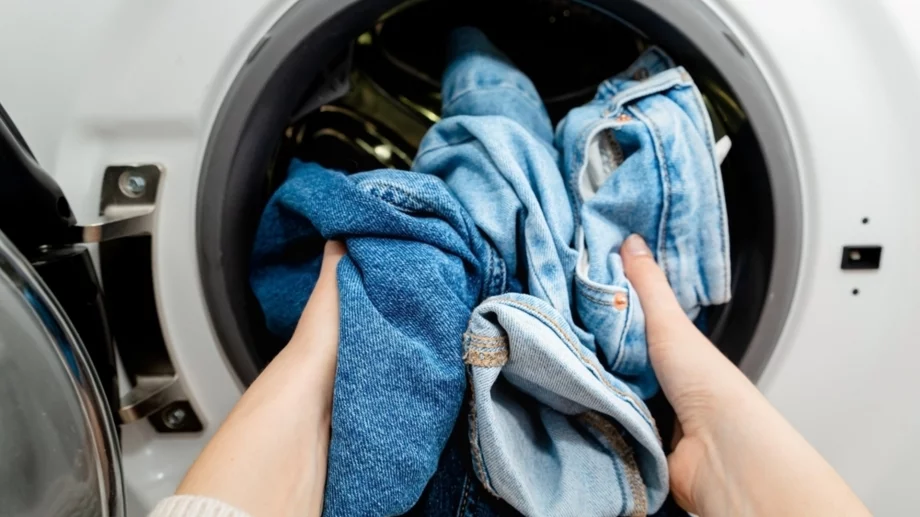 Как да запазим цвета на дънки: Златното правило при пране, което мнозина пренебрегват