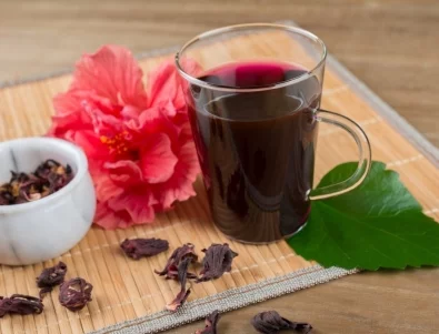 Ботокс в чаша? 3 чая за стегната кожа и естествен блясък