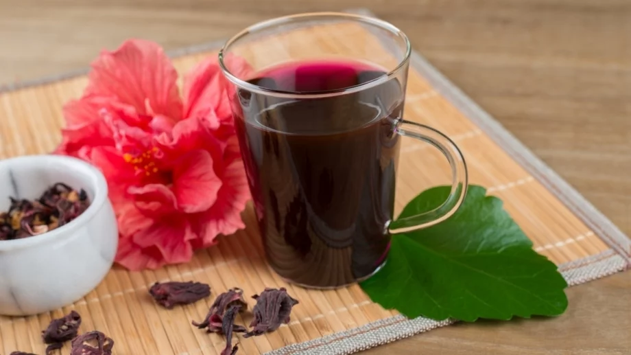 Ботокс в чаша? 3 чая за стегната кожа и естествен блясък