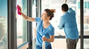 Прозорците ще блестят от чистота месеци наред, ако ги почистите с това