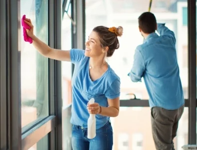 Прозорците ще блестят от чистота месеци наред, ако ги почистите с това