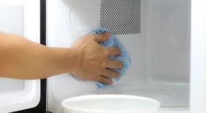 От мръсотията в микровълновата фурна няма да остане и следа: Топ триковете, които наистина работят