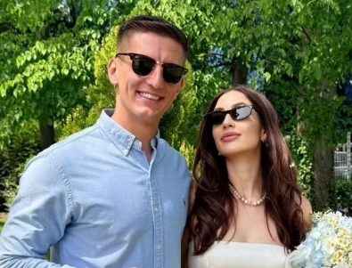 След раждането на сина им: Рълев изненада любимата си с годежен пръстен у дома (СНИМКИ)