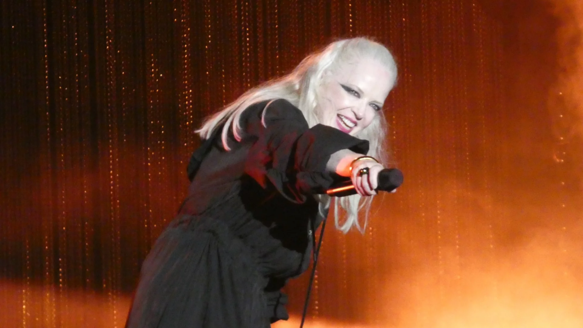 Garbage в София: Музикален ураган в точното време и на точното място (СНИМКИ)